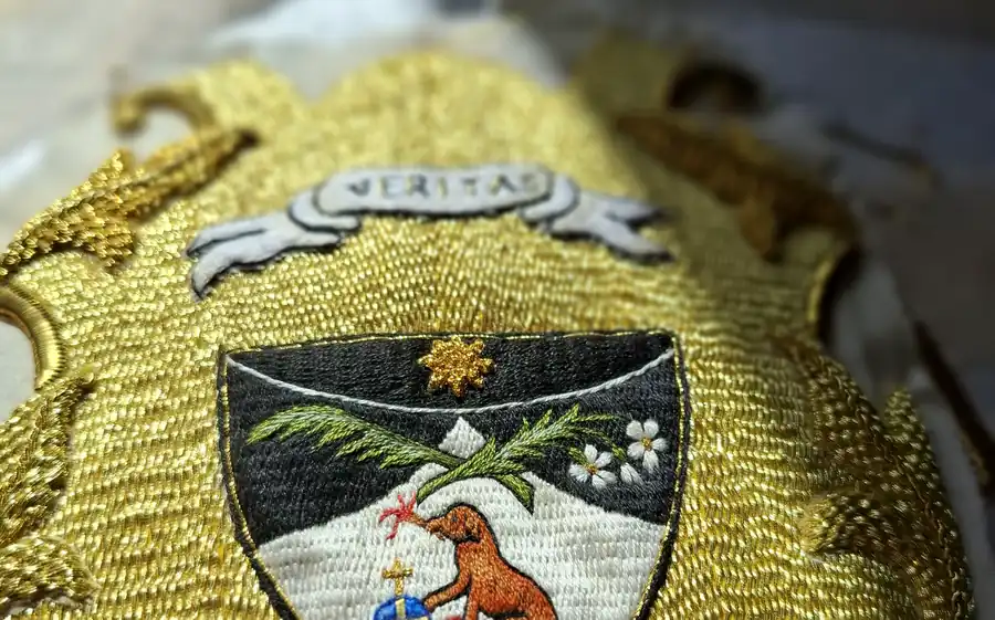 atelier-broderie-art-blason-veritas-fil-or-un-jour-dans-le-temps-paris-paysage-16x10