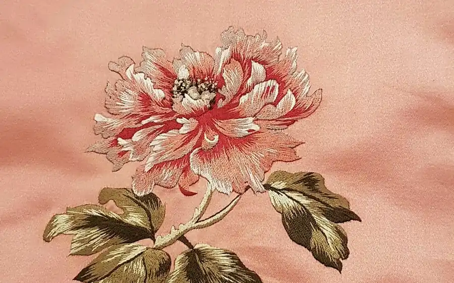atelier-broderie-art-fleur-rose-satin-un-jour-dans-le-temps-paris-paysage-16x10