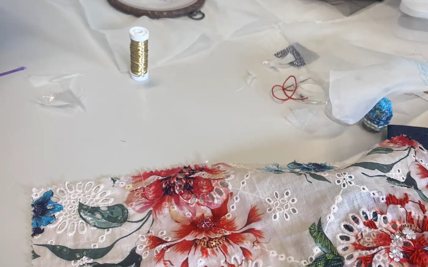 atelier-broderie-art-fleurs-rouges-perles-philomatique-bordeaux-paysage-16x10