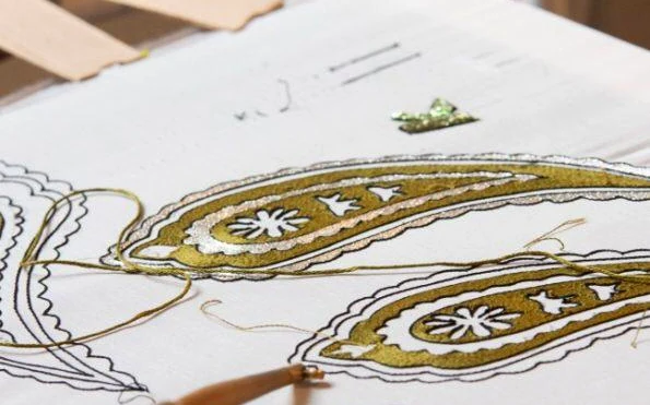 atelier-broderie-art-paisley-vert-argent-un-jour-dans-le-temps-paris-paysage-16x10