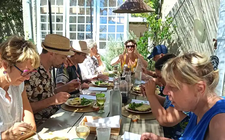 retraite-creative-repas-terrasse-groupe-paysage-16x10